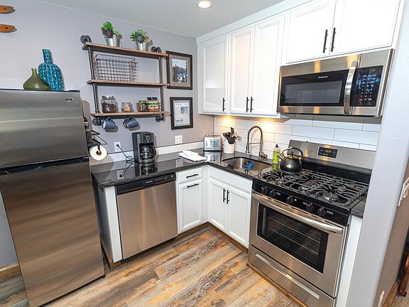 Full Size Kitchen w/ a 5 burner Gas Range All New!