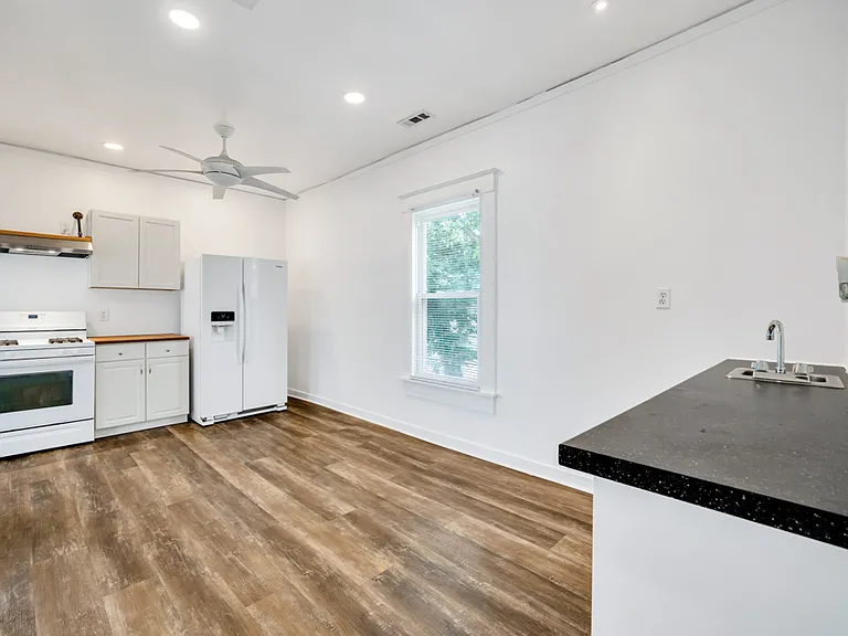 220 E Randall Ave — Photo 11