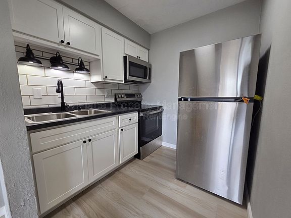 3rd image of 2727 Hampton Ave APT 305