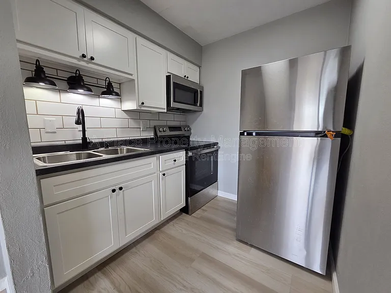 2727 Hampton Ave #305 — Photo 3