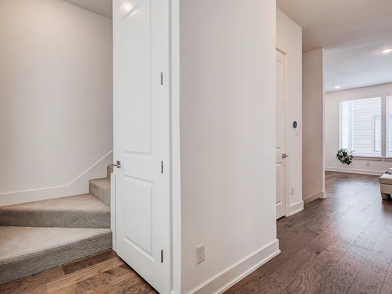 114 E Chester Ct — Photo 17
