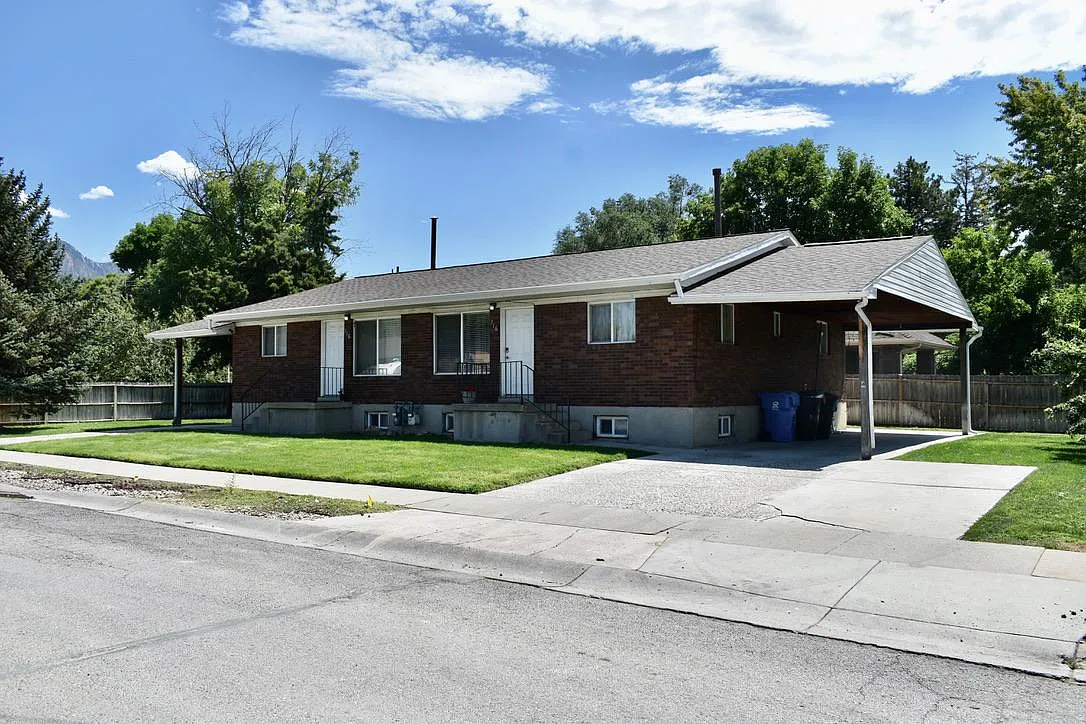 Building Photo - 716 E Redmaple Rd #A