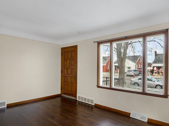 4th image of 1661 Riverbank St