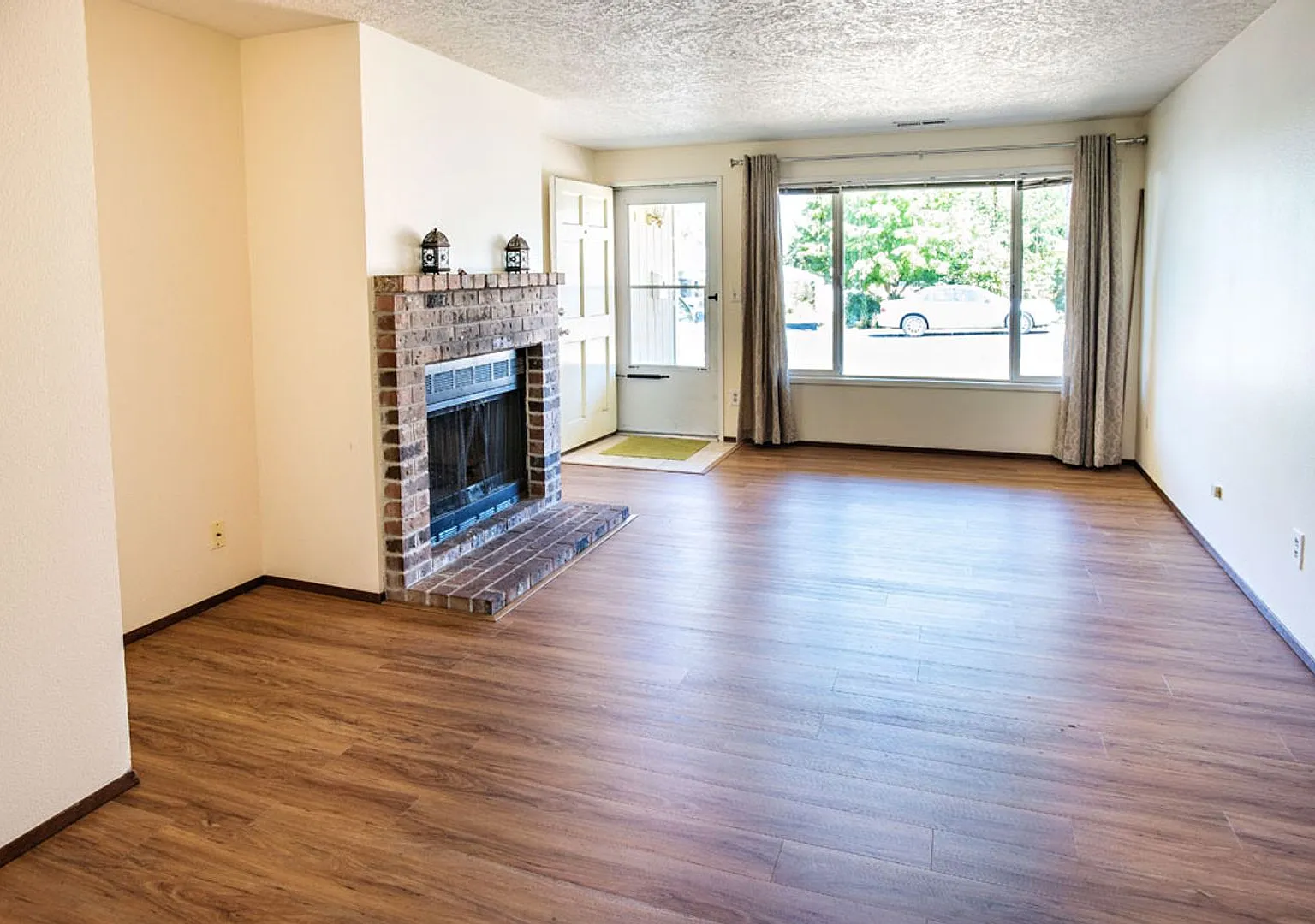 Charming 3 Bed, 1 Bath Home w/ Garage in South Tabor — Photo 2