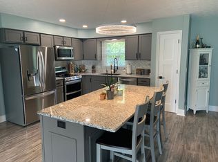 32084 Creekside Dr, Avon Lake, OH 44012