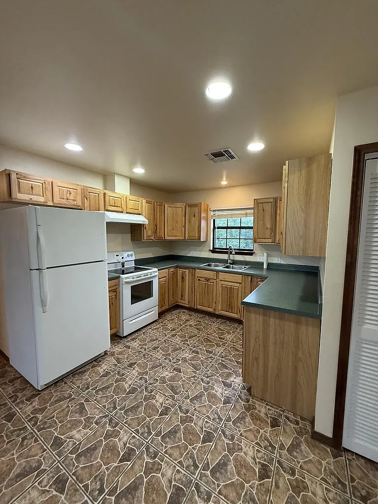 3 bed, 1.0 bath, 1376 sqft, $1,800 — Photo 4