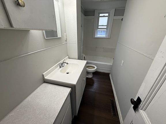5th image of 708 W Gray St #B