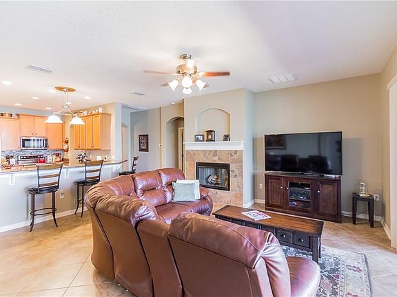 5th image of 215 Blue Cypress Dr