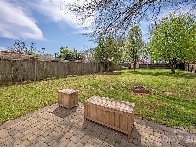 307 E Peterson Dr — Photo 18