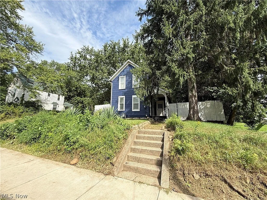 2 bed, 1.5 bath, 1268 sqft, $950 — Photo 2