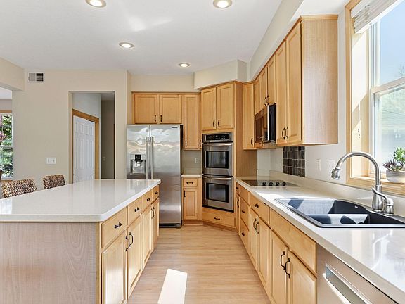 3rd image of 525 Greenview Dr
