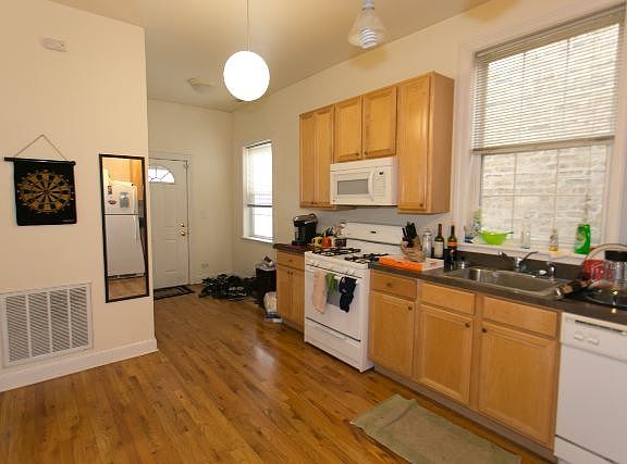 5th image of 3833 N Paulina St APT 01