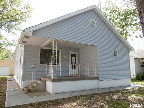 1206 W England St, Taylorville, IL 62568