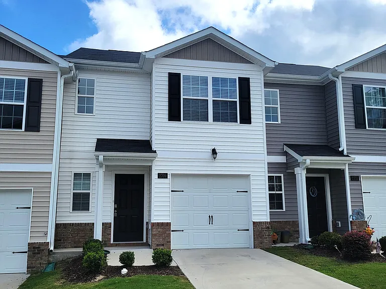2709 Gracie Ln — Photo 3