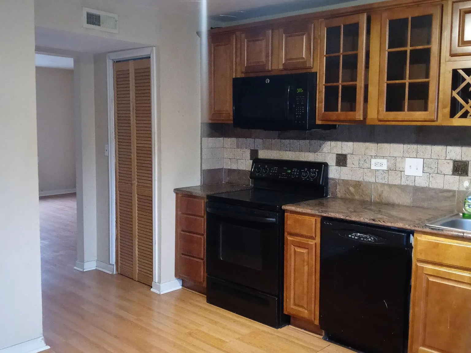 2 bed, 1004 sqft, $1,525 — Photo 2