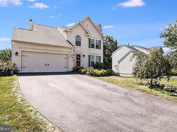 2nd image of 4 Emerald Dr