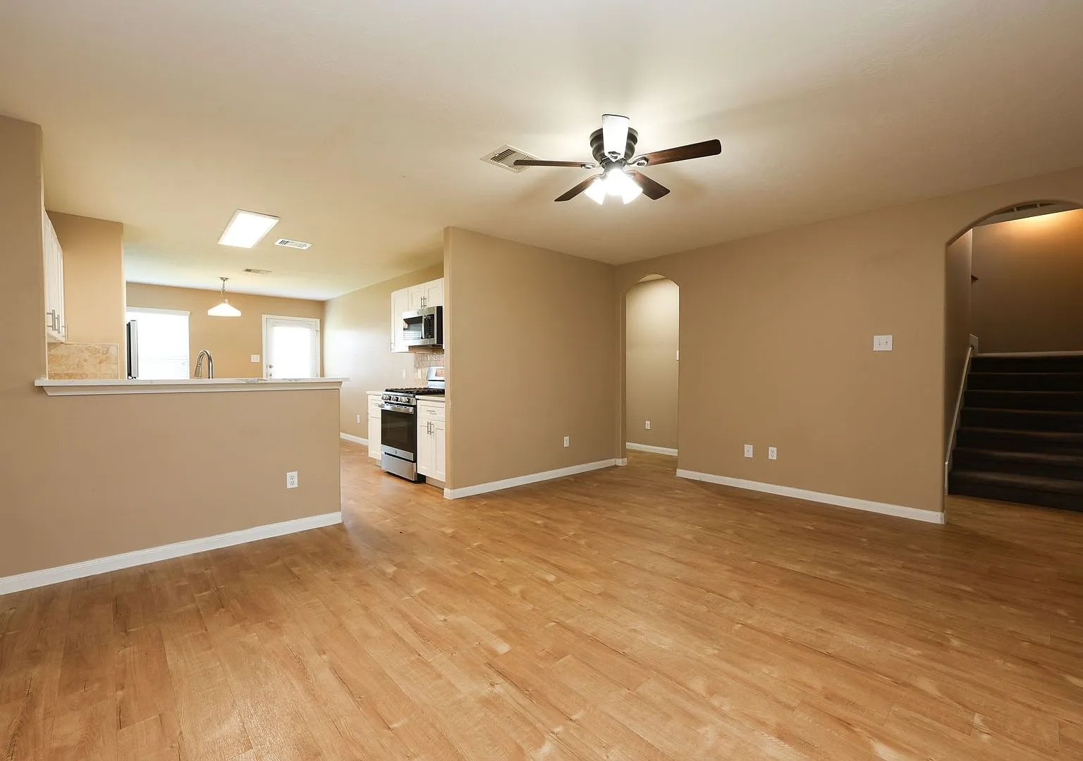 Elegant Living with 4 Bedrooms and 2.5 Baths in Houston, TX — Photo 3