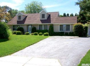 12 Woodbrook Dr, Ridge, NY 11961