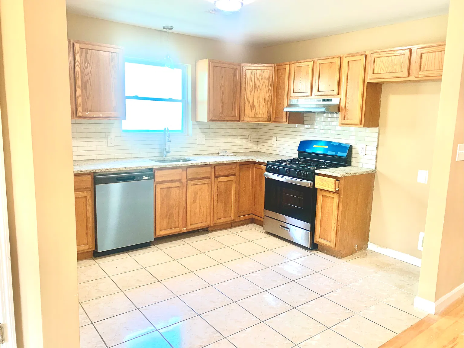 3 bed, 1100 sqft, $2,200 — Photo 2
