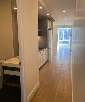 3rd image of 33 Montrose Ave #4L