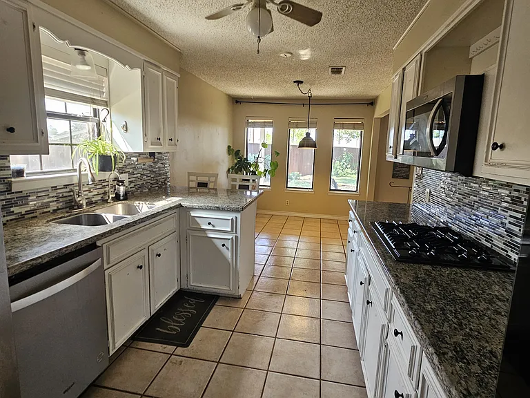 2402 Emerson Ct — Photo 11