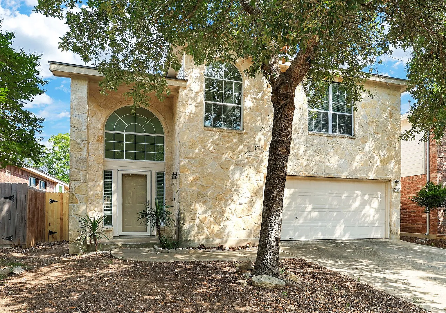 Move-In Special: One Week Free Exquisite Stone-Front Home With Modern Comforts And Prime Location — Photo 1