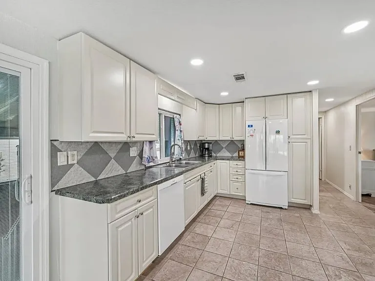 106 Lazy River Rd — Photo 6