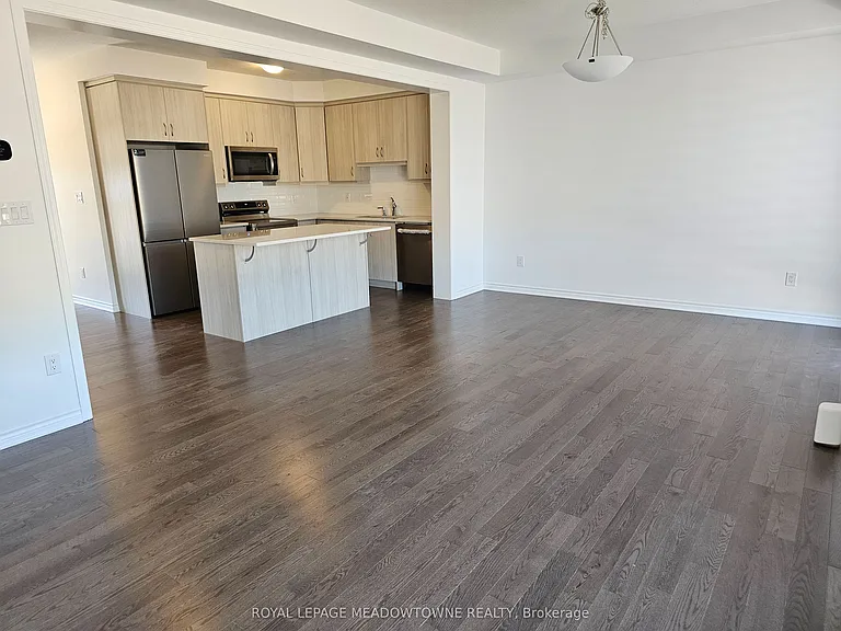 879 Amand Dr — Photo 6