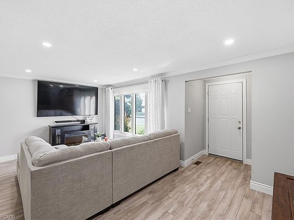 5th image of 25 Flint Dr