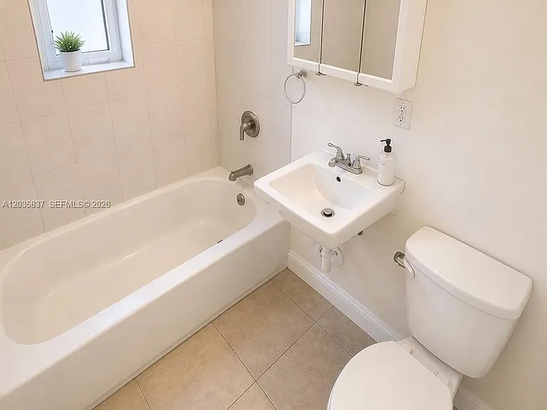 1533 NW 2nd St #6 — Photo 2