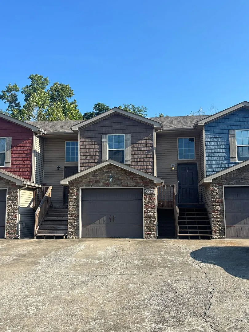 Townhome for Rent with Garage! — Photo 1