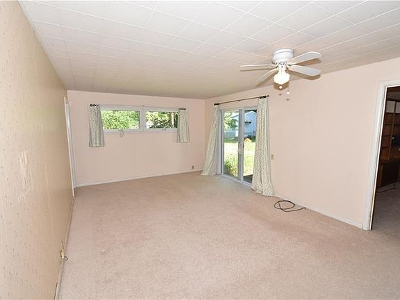 5th image of 11196 Center St E