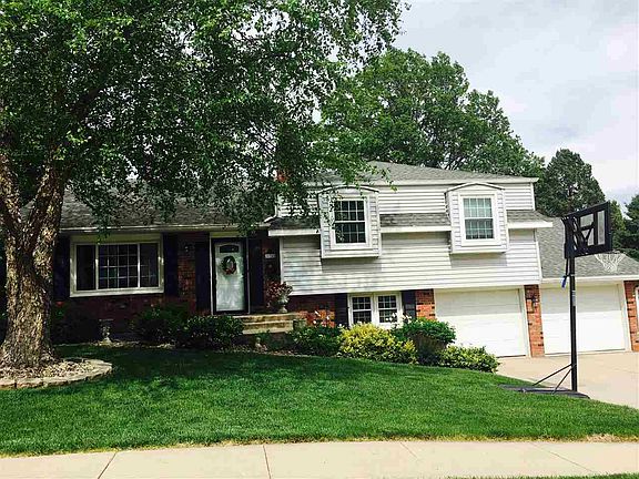 5th image of 824 Maple Crest Dr