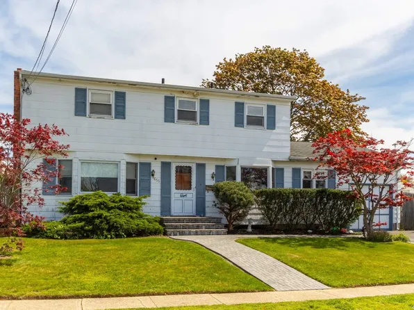 655 Everdell Avenue, West Islip, NY 11795