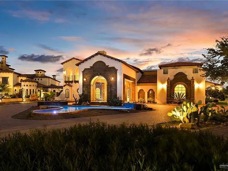 2304 Antigua Dr — Photo 3