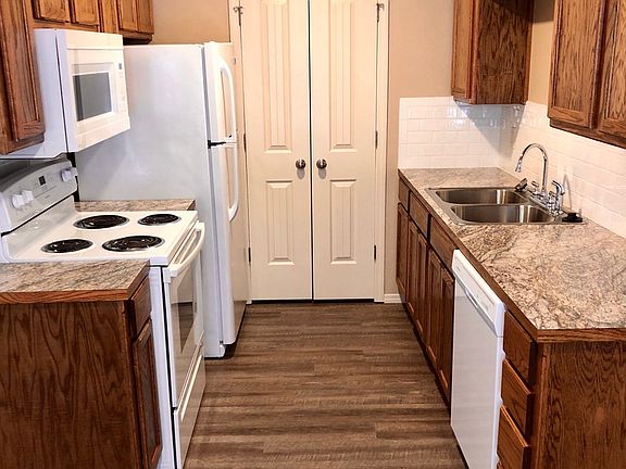 3rd image of 305 S Gregg Ave #2B-1BA-894SQFT