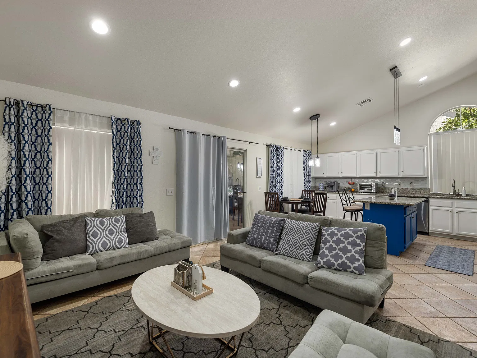 4 bed, 2.5 bath, 1681 sqft, $6,200 — Photo 2