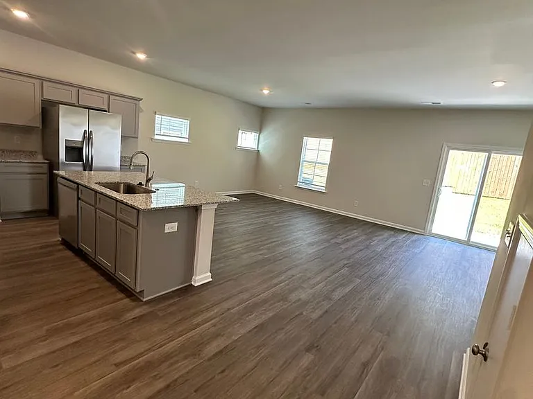 331 S Lake Ct — Photo 4