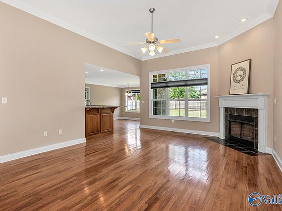 5th image of 208 Wainscott Dr