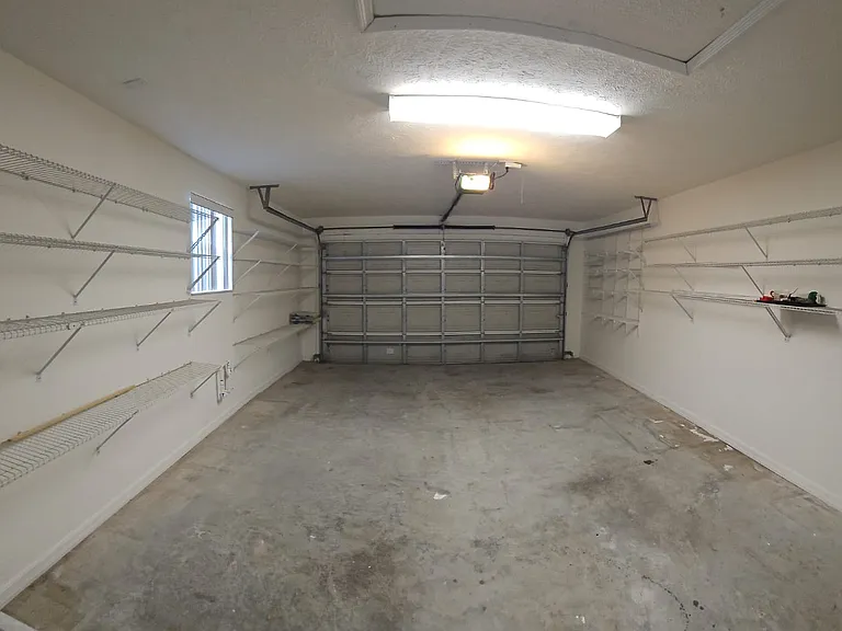 231 NE 28th Ave #101 — Photo 10