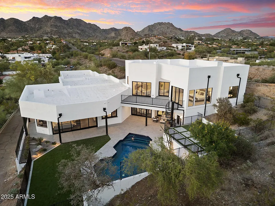 3135 E Palo Verde Dr