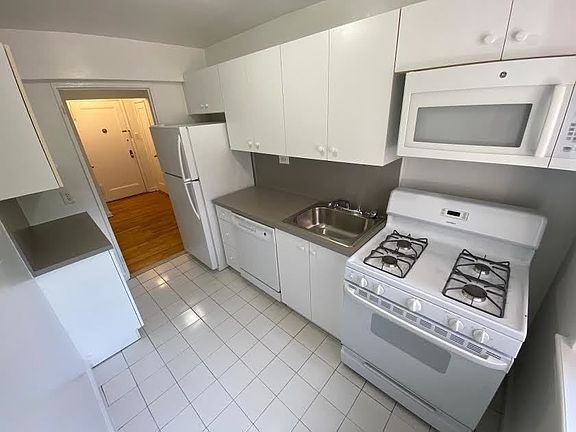 5th image of 138-04 Hoover Ave #2