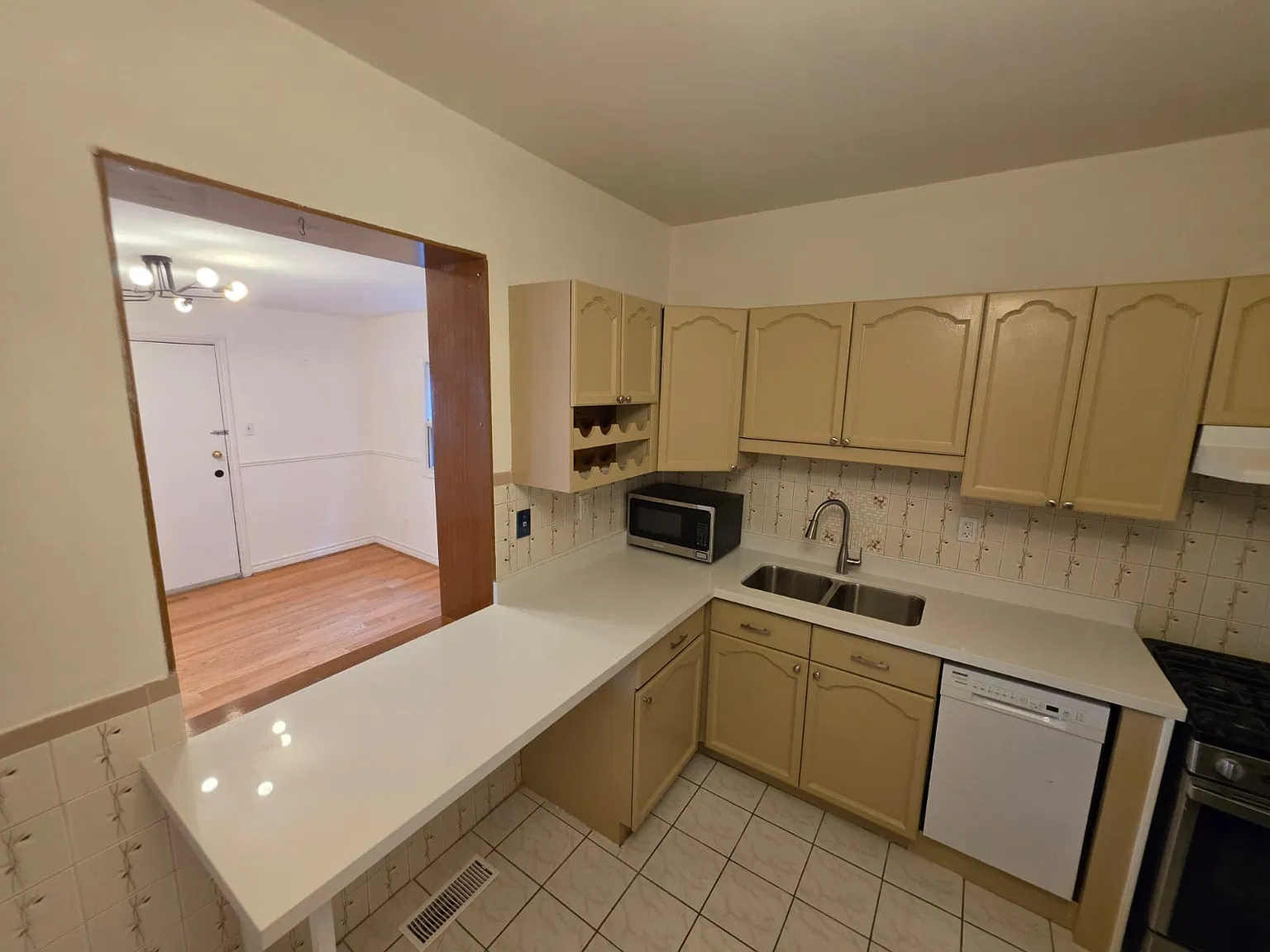 2 bed, 1200 sqft, $3,200 — Photo 2