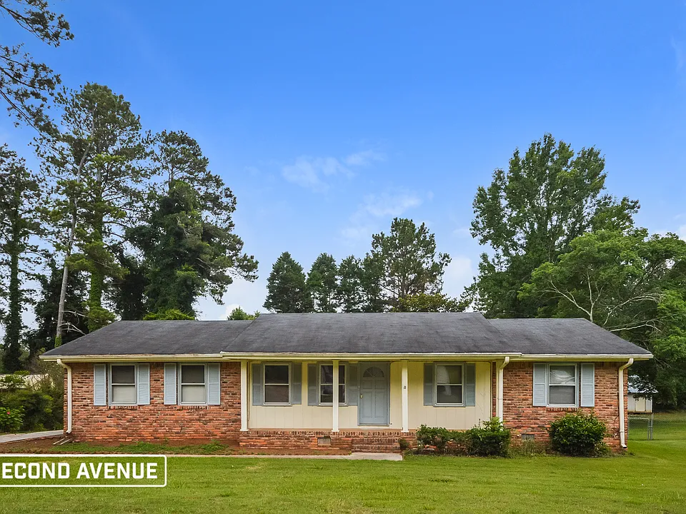 721 Bluebird Dr SE