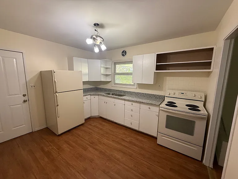 369 Parkway St — Photo 6