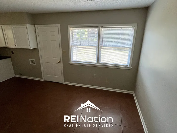 3 bed, 1.5 bath, 1056 sqft, $1,075 — Photo 3