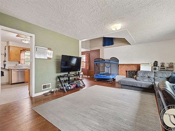 4th image of 2424 Elizabeth St