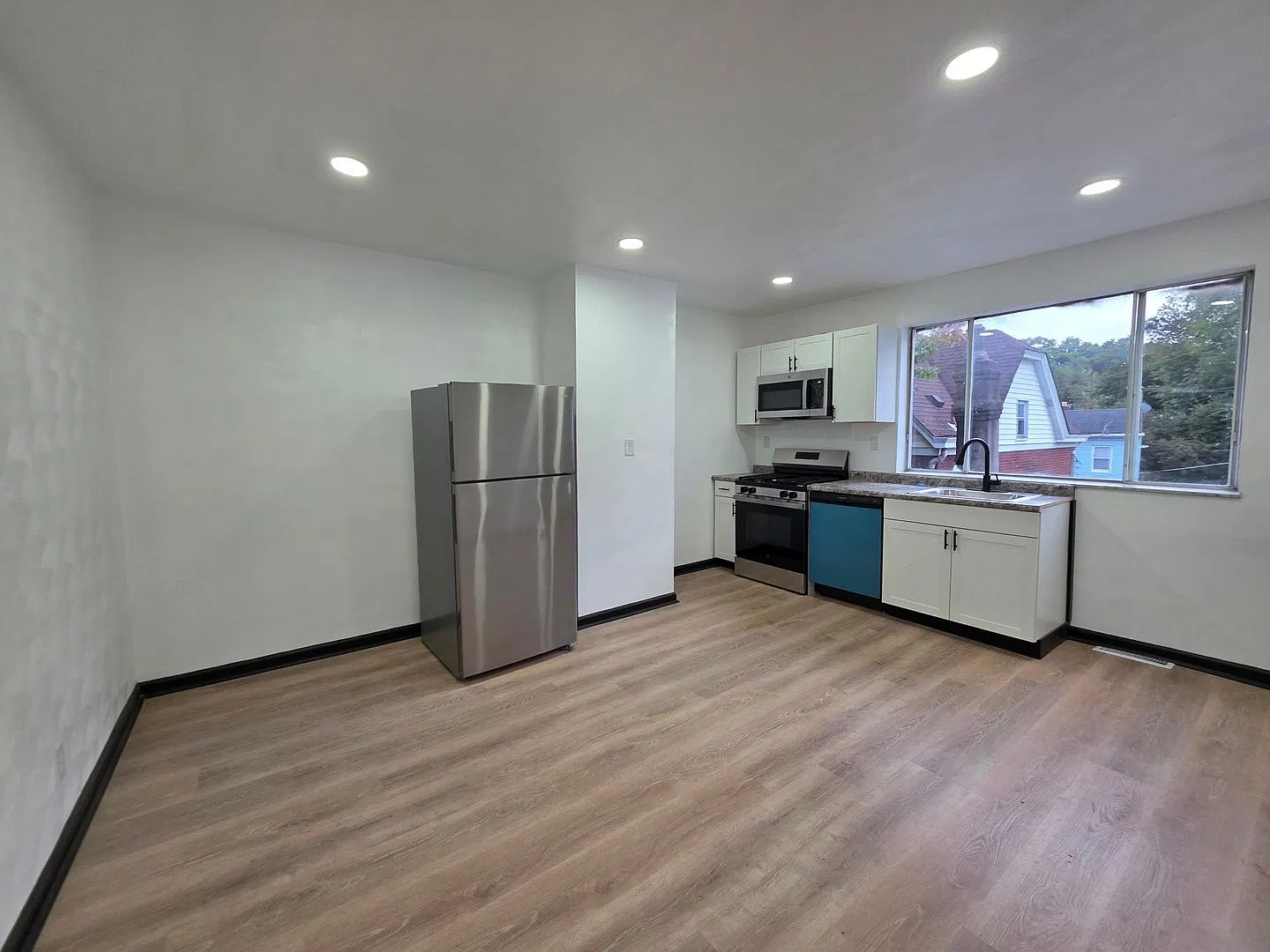 Updated 3 bedroom 1 bath house located in the S. Side — Photo 2