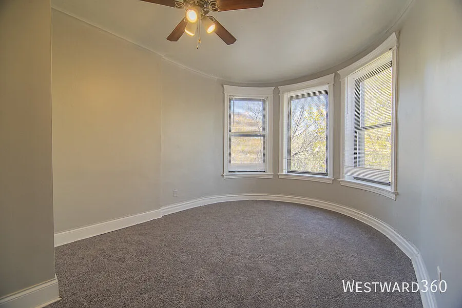 "Available Now / University of Chicago/Washington Park / 4 Bed / 1 Bath / Pets Negotiable / Centr... — Photo 2