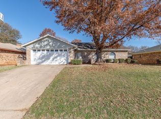 111 Ginger Ln, Euless, TX 76039